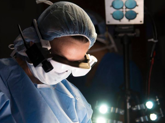 New High-tech Glasses Allow Surgeons To 'see' Cancer