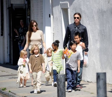 Brad Pitt, Angelina Jolie take kids to bowling