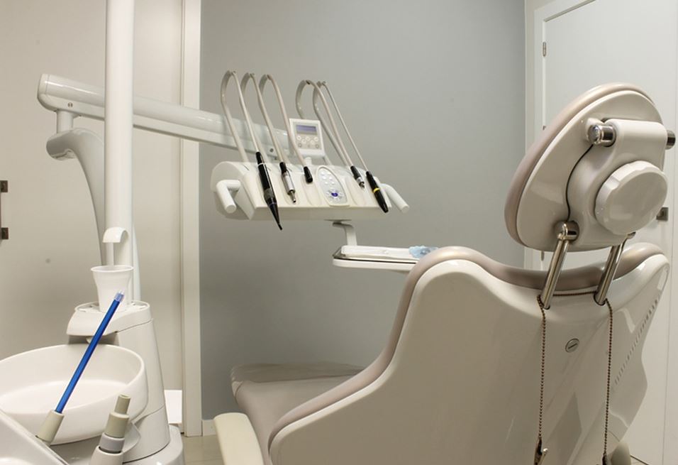How Do Dentists Successfully Install Dental Implants?